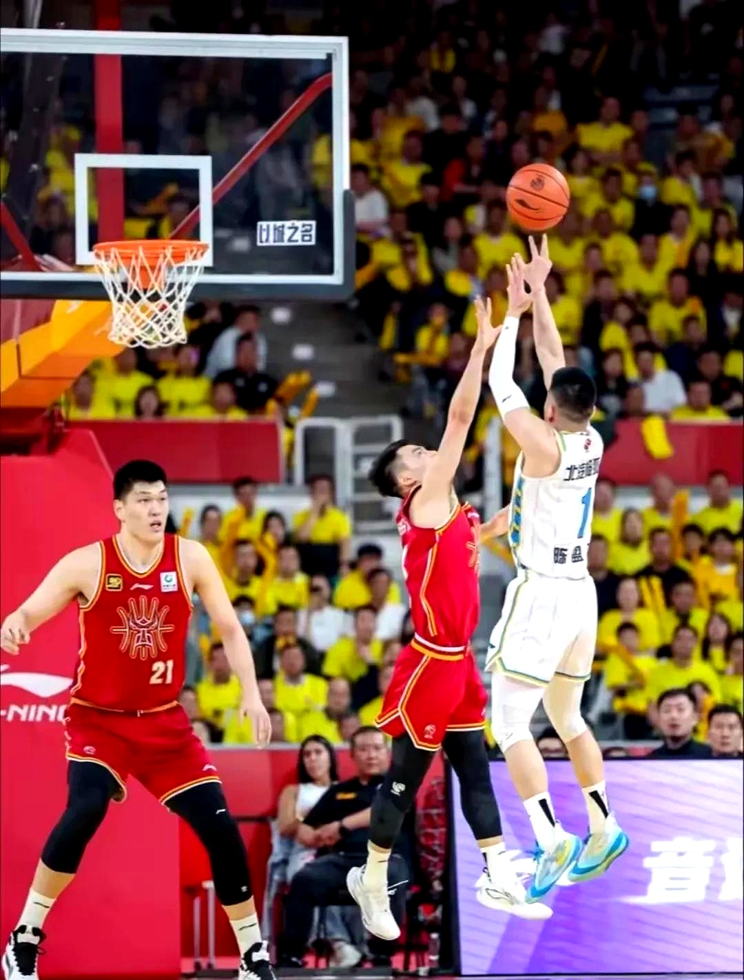 电竞-赛地聚焦——CBA季后赛转会期热度飙升，罗马扳平良机，气氛紧张，团队化学反应显著的简单介绍